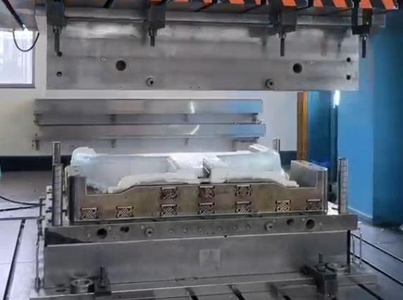 Explorando los Beneficios de las Unidades de Calentamiento Separadas en Moldes SMC, de Fibra de Carbono y de Compresión